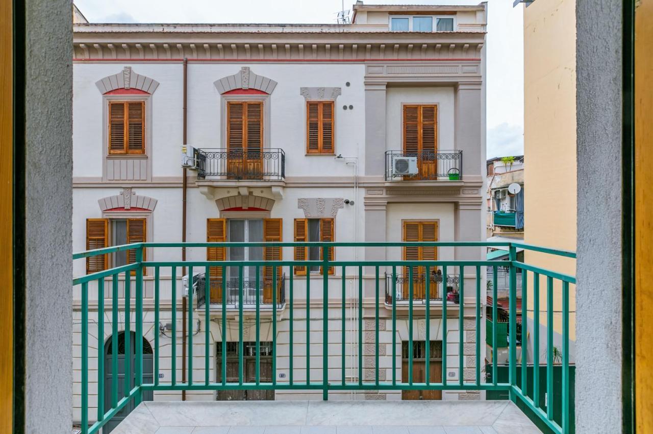 Villa Malfitano And Lolli Station Apt With Terrace Palermo Luaran gambar